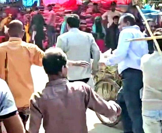 বিএনপির কেন্দ্রীয় নেতা গোলাম সরোয়ারকে নিজ দলের গ্রুপের কর্মীদের হামলা