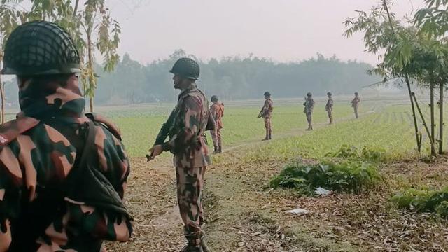 মধ্যরাতে সীমান্তে কাঁটাতারের বেড়া বিএসএফের, বাধা বিজিবির