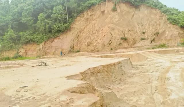 রামগড়ে ভারতের জন্য বন্দর নির্মাণে পাহাড় কেটে জমি ভরাট