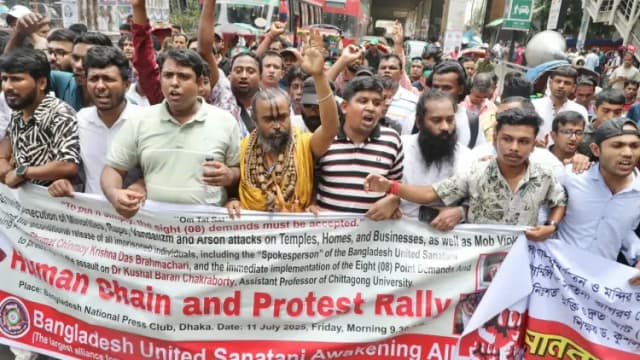 সংখ্যালঘু নির্যাতন ও মঠ-মন্দির ভাঙচুরের অভিযোগে ৮ দফা দাবীতে সনাতনী জোটের প্রতিবাদ