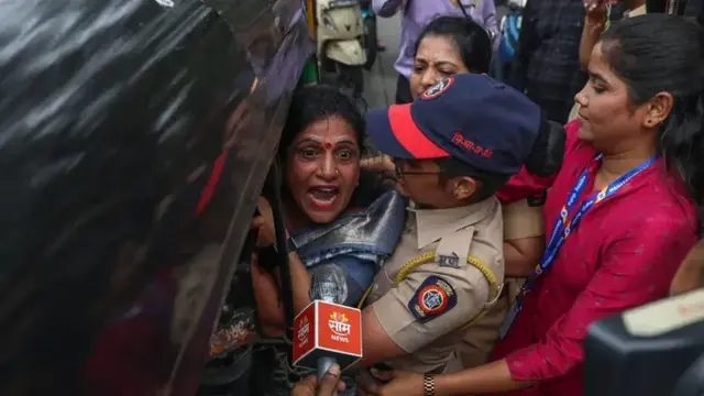 হিন্দি চাপিয়ে দেওয়ার অভিযোগে উত্তাল মহারাষ্ট্র, ভারতে ভাষা নিয়ে উত্তেজনা