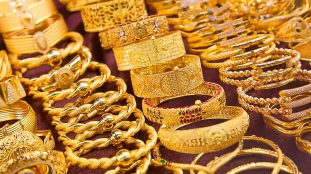 স্বর্ণের বাজারে স্বস্তি ফিরল ভরিতে প্রায় ৩ হাজার ৭০০ টাকা হ্রাস