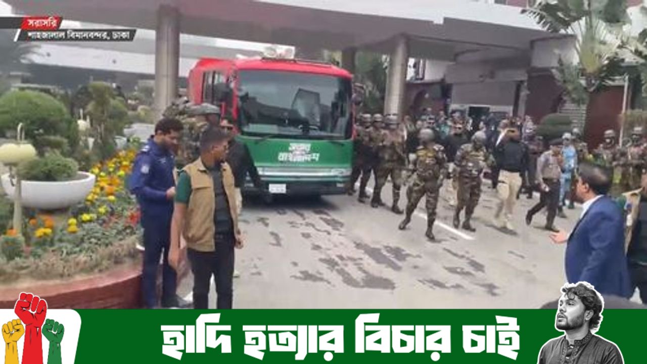 স্বদেশের মাটিতে পা রেখেই জুতা খুলে এক মুঠো মাটি হাতে নিলেন তারেক রহমান